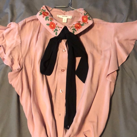 Only used twice perfect wear just need to iron 💕looks very pretty tucked in - Picture 1 of 4